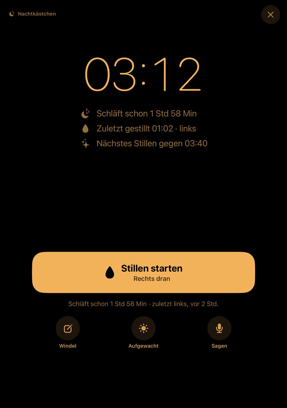iPhone Duo halb aufgeklappt mit HeyFini im Nachtkästchen-Modus: Uhr oben, ein Knopf unten