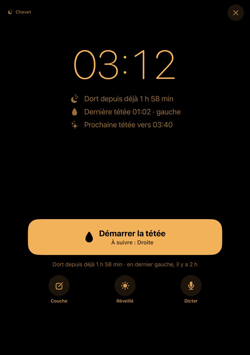 iPhone Duo à moitié ouvert avec HeyFini en mode table de nuit : l’heure en haut, un bouton en bas